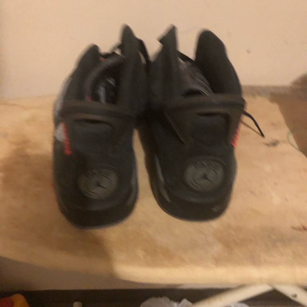 Tennis shoes
